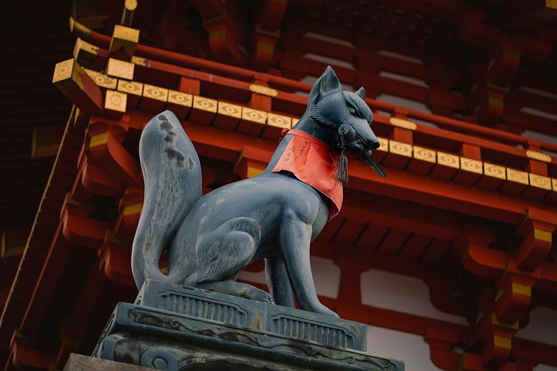 Gardien d’Inari devant les torii - Kyoto - Japon