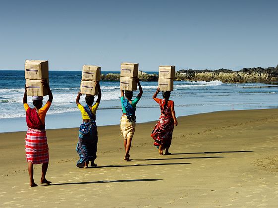 Femmes sur une plage de Goa - Inde