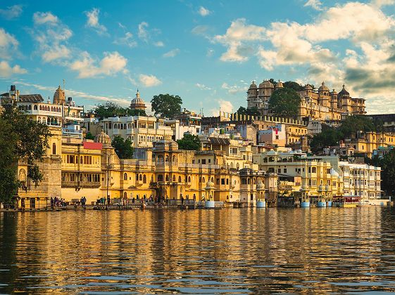 Paysage proche du lac Pichola avec vue sur le City Palace - Udaipur - Inde