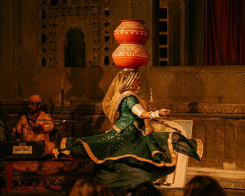 Portrait d'une danseuse en Inde