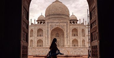 Silhouette d'une jeune femme en face du Taj Mahal