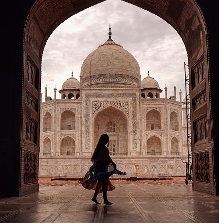 Silhouette d'une jeune femme en face du Taj Mahal