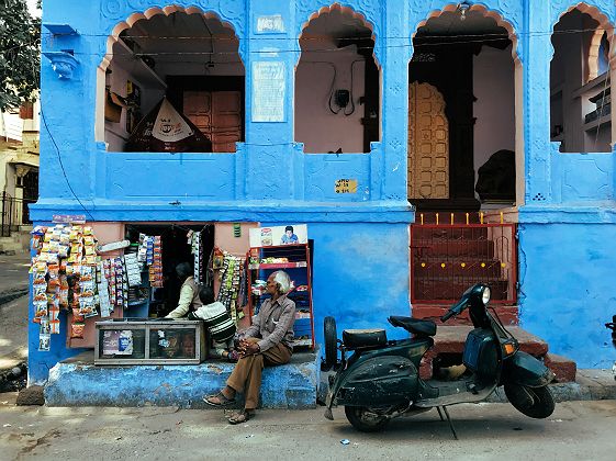 Vue d'un stand dans un bâtiment bleu de Jodhpur - Inde