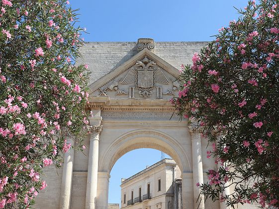 Porte avec fleurs Lecce