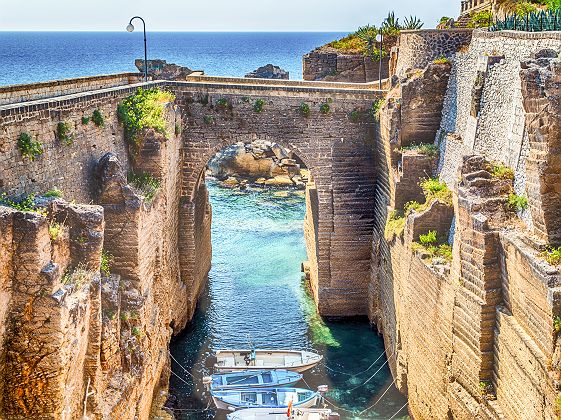 Pouilles - Pont et bateaux amarrés entre deux murs de rochers, Santa Cesarea Terme