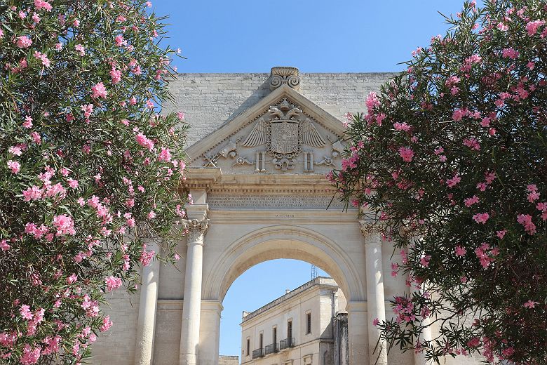 Porte avec fleurs Lecce