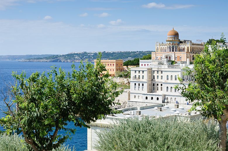 Pouilles - Vue sur une villa blanche sur la côte, Santa Cesarea Terme