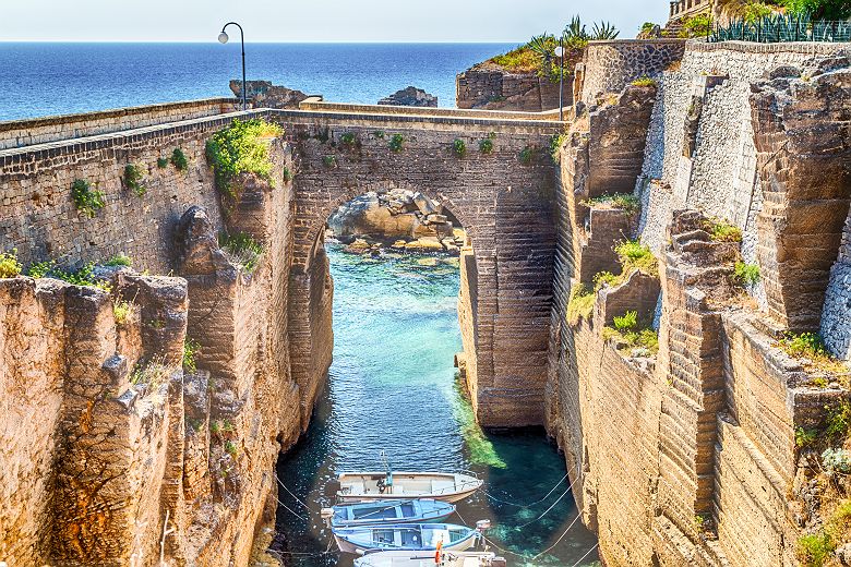 Pouilles - Pont et bateaux amarrés entre deux murs de rochers, Santa Cesarea Terme