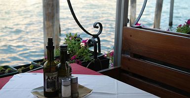 table avec huile dolive et mer en italie