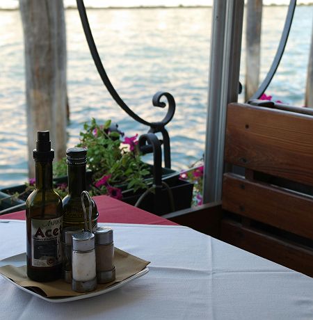 table avec huile dolive et mer en italie