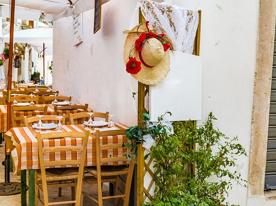 Pouilles - Restaurant traditionnel entre les maisons blanches de Locorotondo