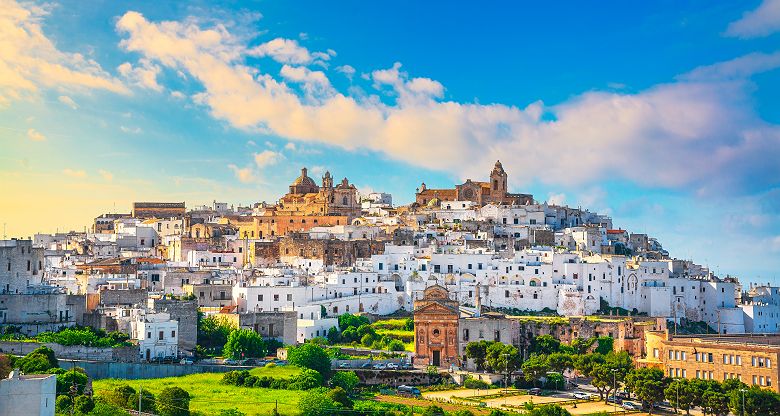 Vue sur la ville blanche d'Ostuni - Pouilles, Italie