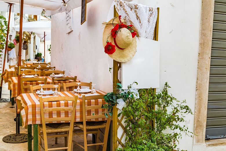 Pouilles - Restaurant traditionnel entre les maisons blanches de Locorotondo