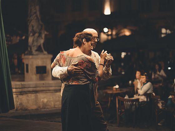 Couple qui danse le tango dans la rue à Buenos Aires en Argentine