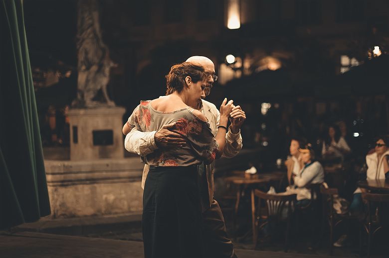 Couple qui danse le tango dans la rue à Buenos Aires en Argentine