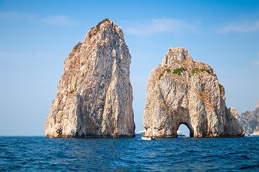 Rocher Faraglioni au large de l'île de Capri - Italie