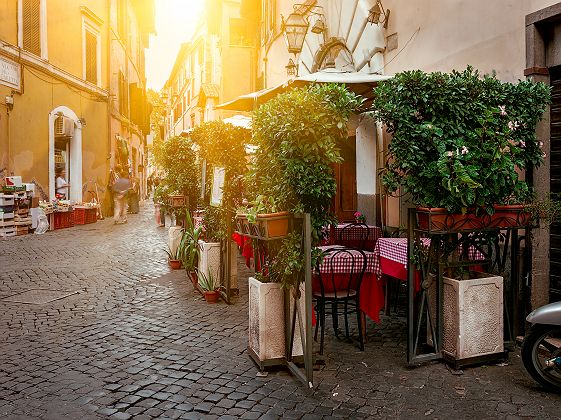 Ruelle typique avec un restaurant à Rome - Italie