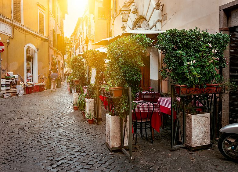 Ruelle typique avec un restaurant à Rome - Italie