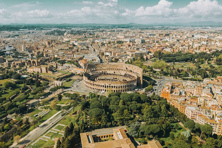 vue aerienne du colisee et des alentours