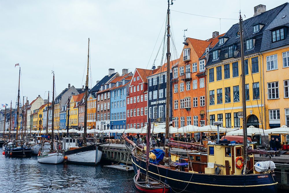 Danemark - Bateaux amarrés le long du canal et maisons colorées, Copenhague