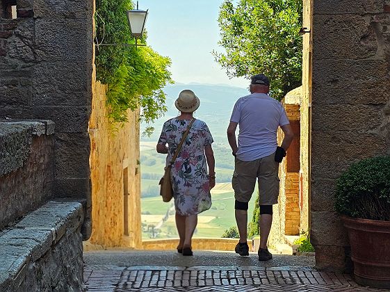 Couple se baladant en Toscane