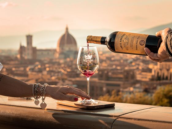 Verre de vin en couple avec un panorama de Florence derrière