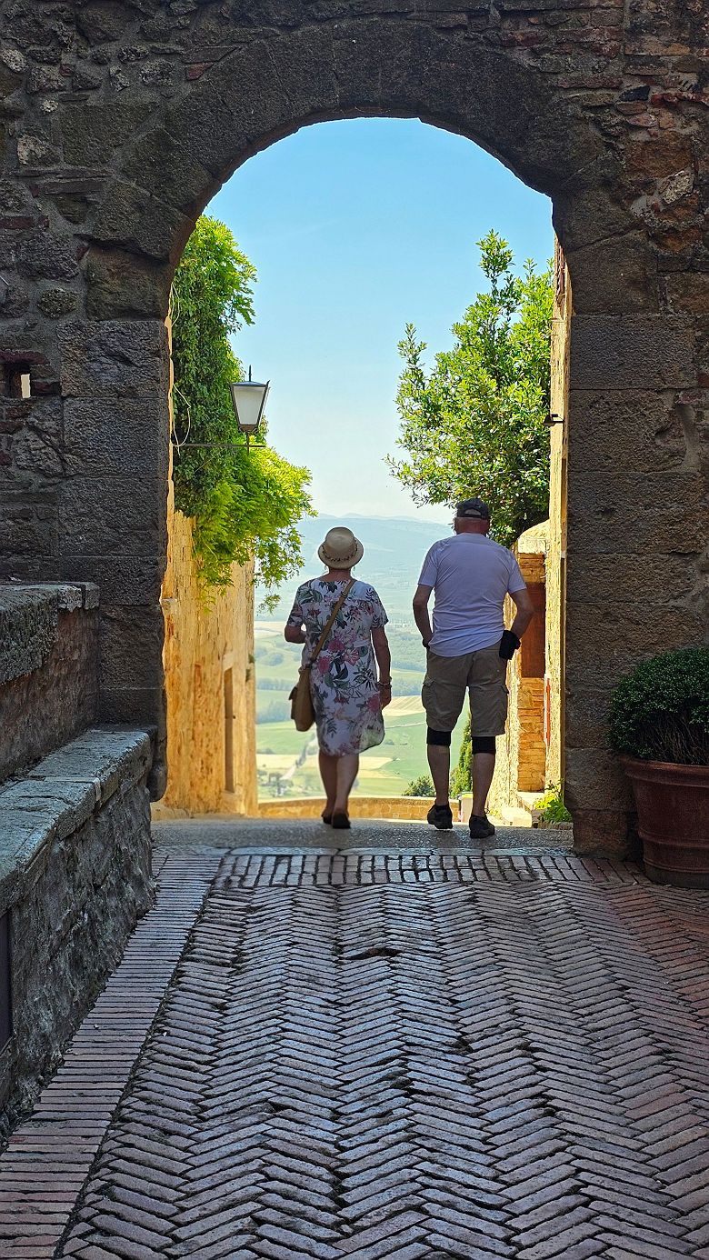 Couple se baladant en Toscane