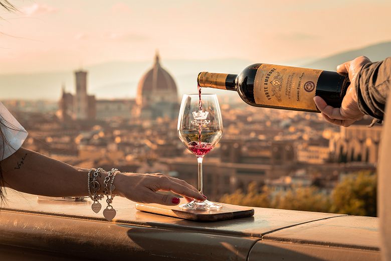 Verre de vin en couple avec un panorama de Florence derrière