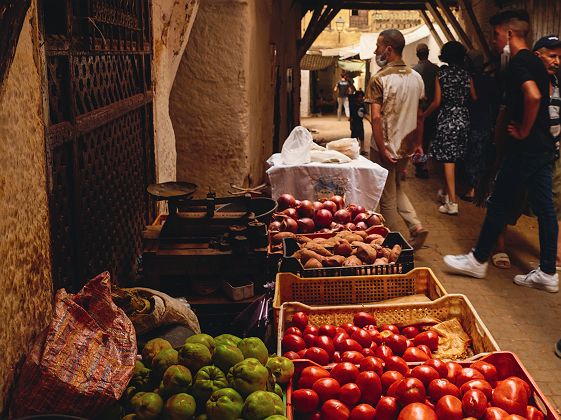 Stand de fruits et légumes dans le souk de Fès