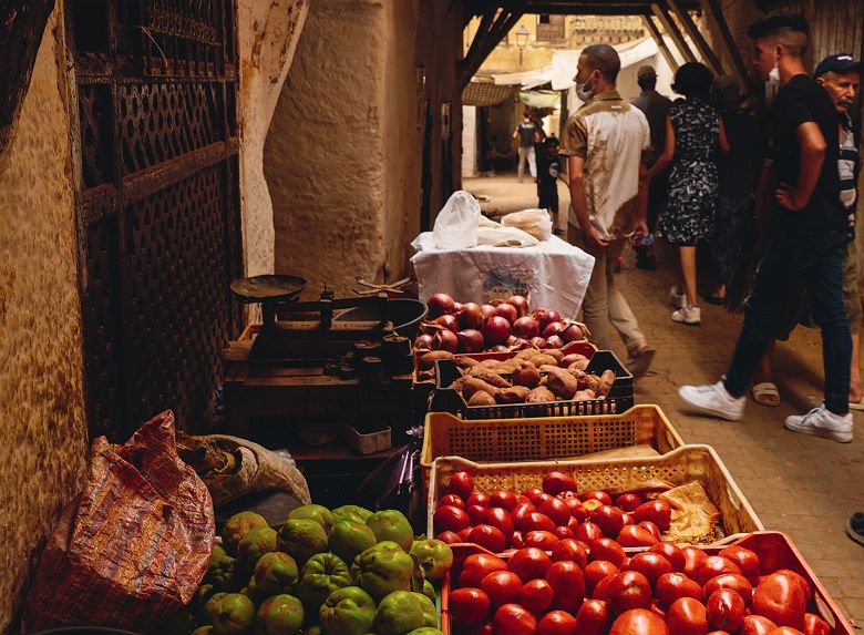 Stand de fruits et légumes dans le souk de Fès