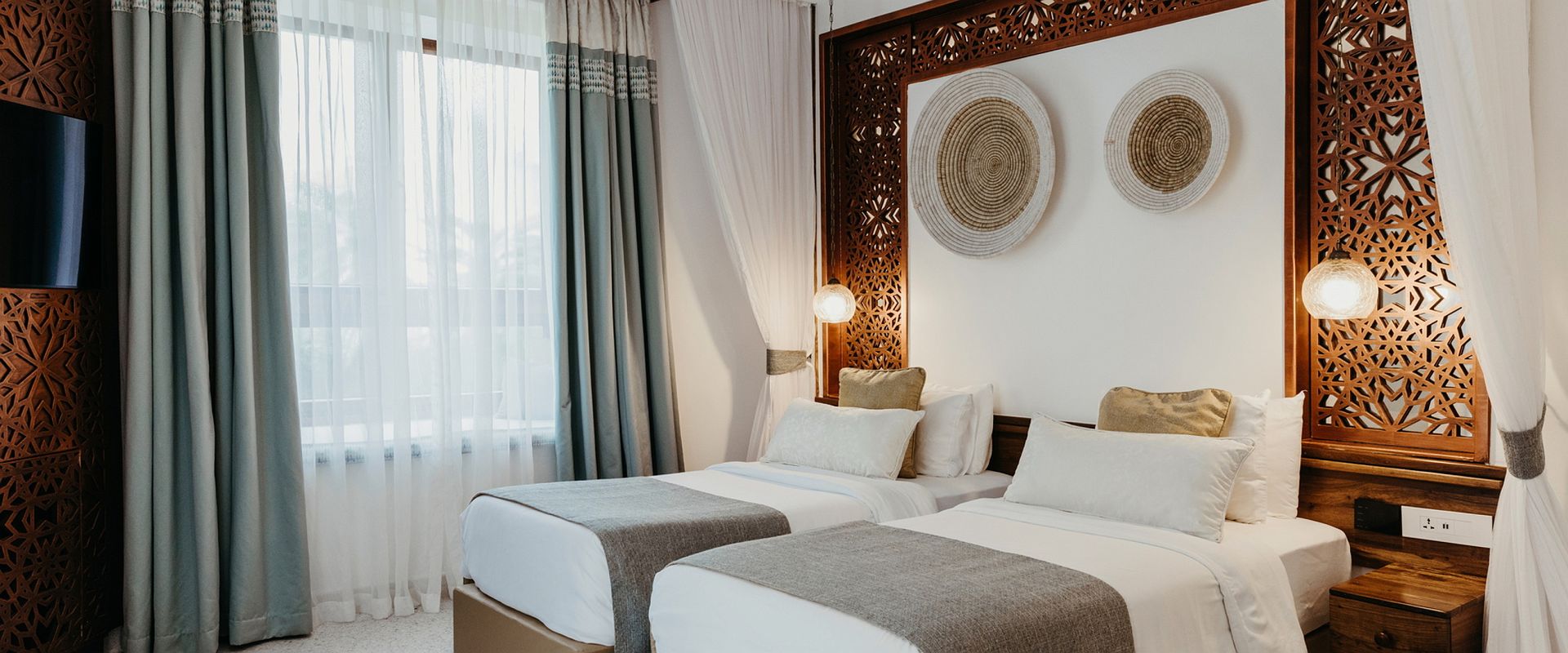 lux marijani   interconnecting family room