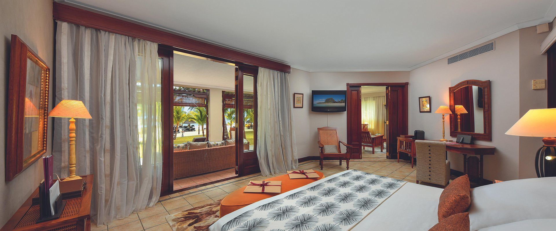 dinarobin beachcomber   senior suite beachfront   ile maurice