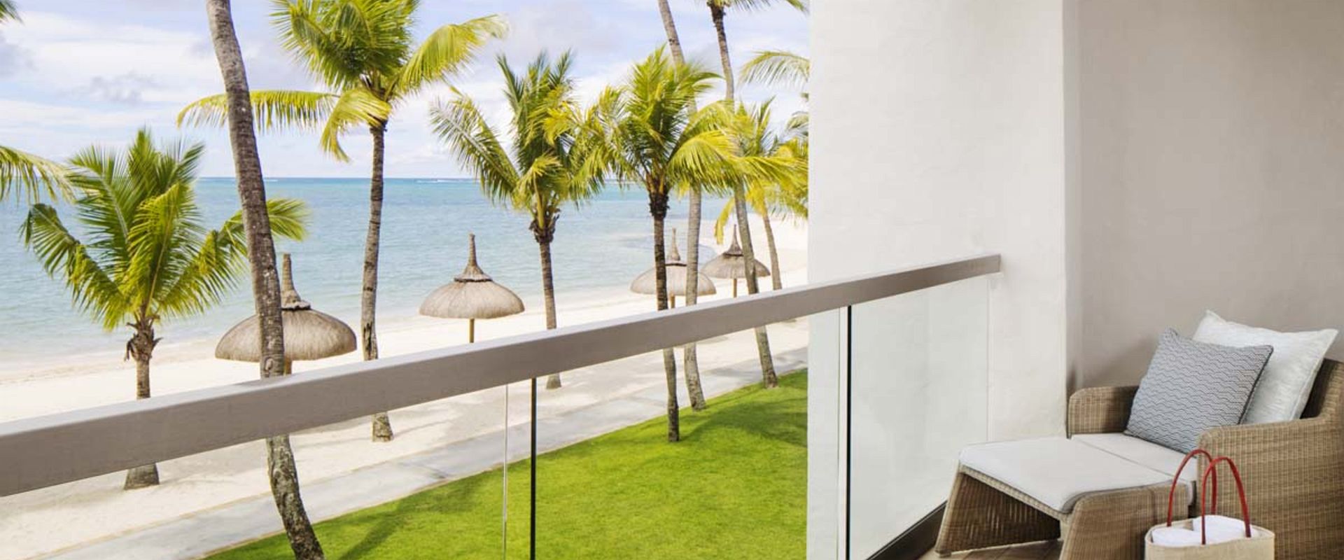  one  only le saint geran   beachfront balcony room   ile maurice