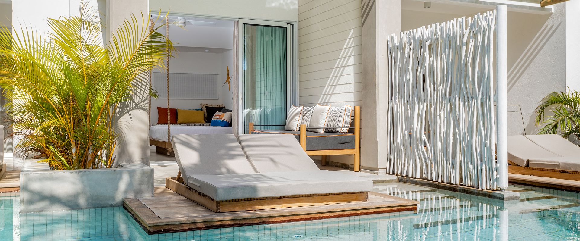 sunrise attitude   swim up room   ile maurice