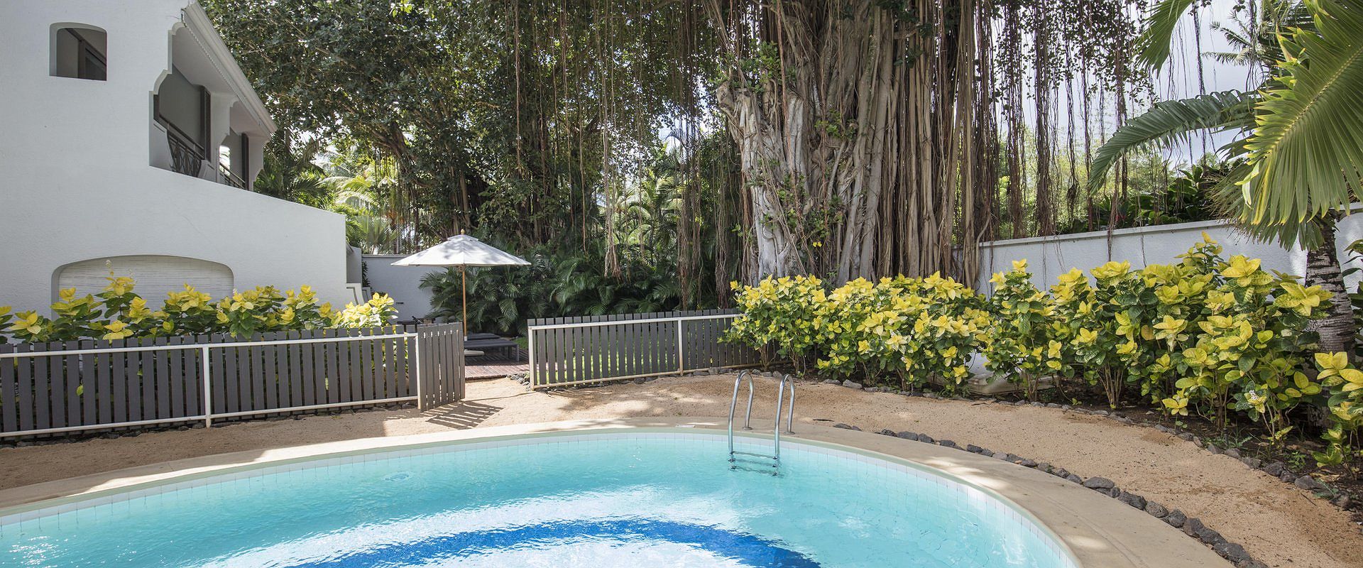 mauricia beachcomber   pool apartment   ile maurice