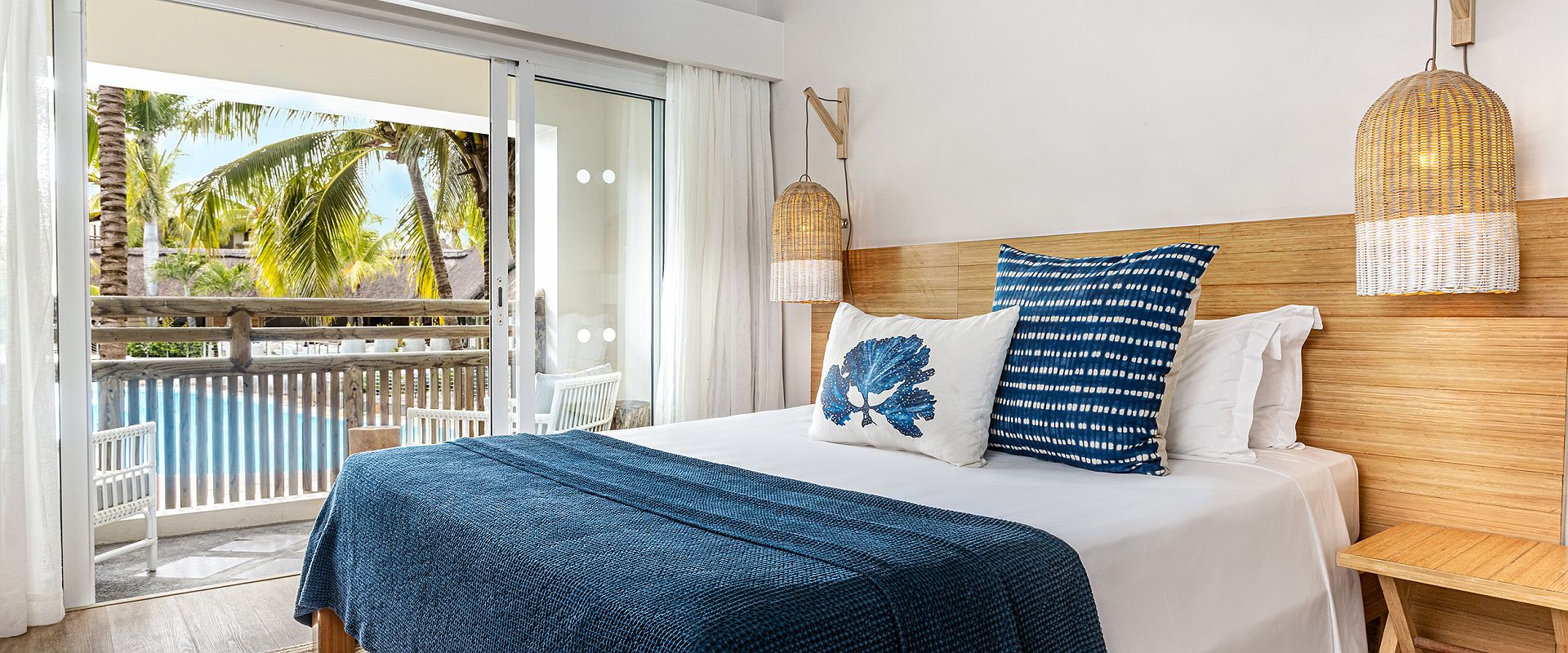 lagoon attitude   couple poolside room   ile maurice