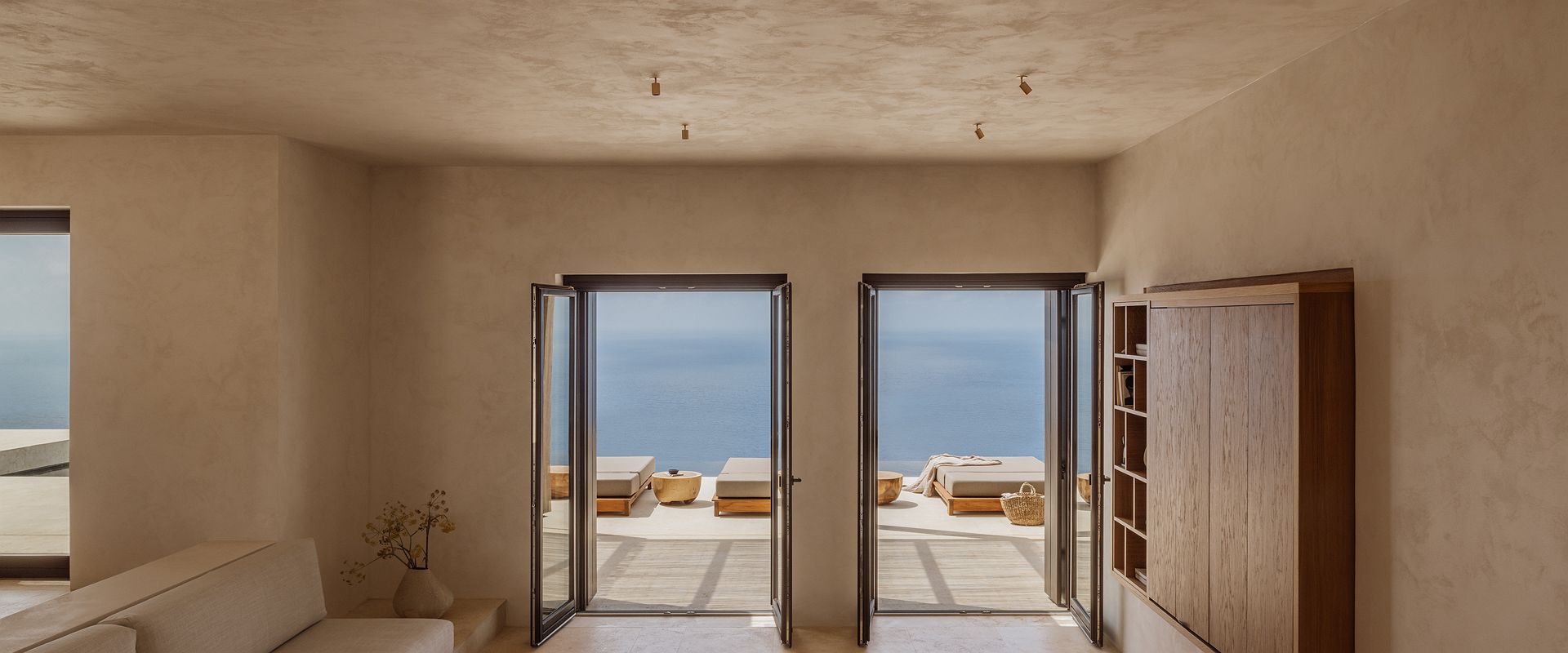   gundari  cliff front three bedroom villa   grece