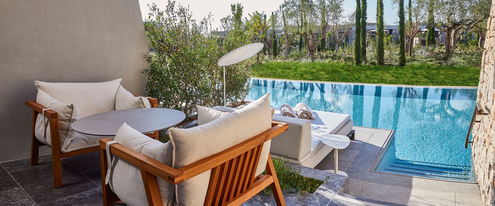 w costa navarino   premier infinity swim up twin   grece