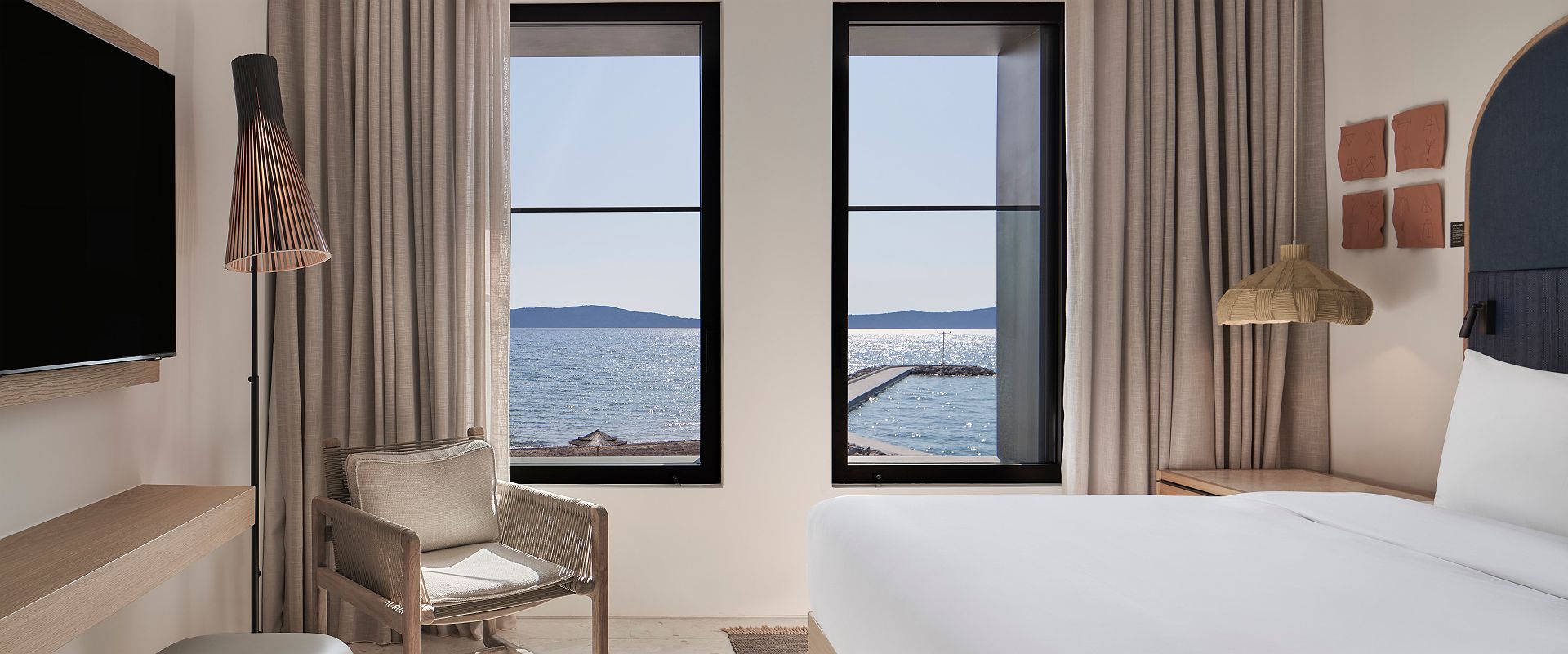   w costa navarino   escape agora bayfront king   grece