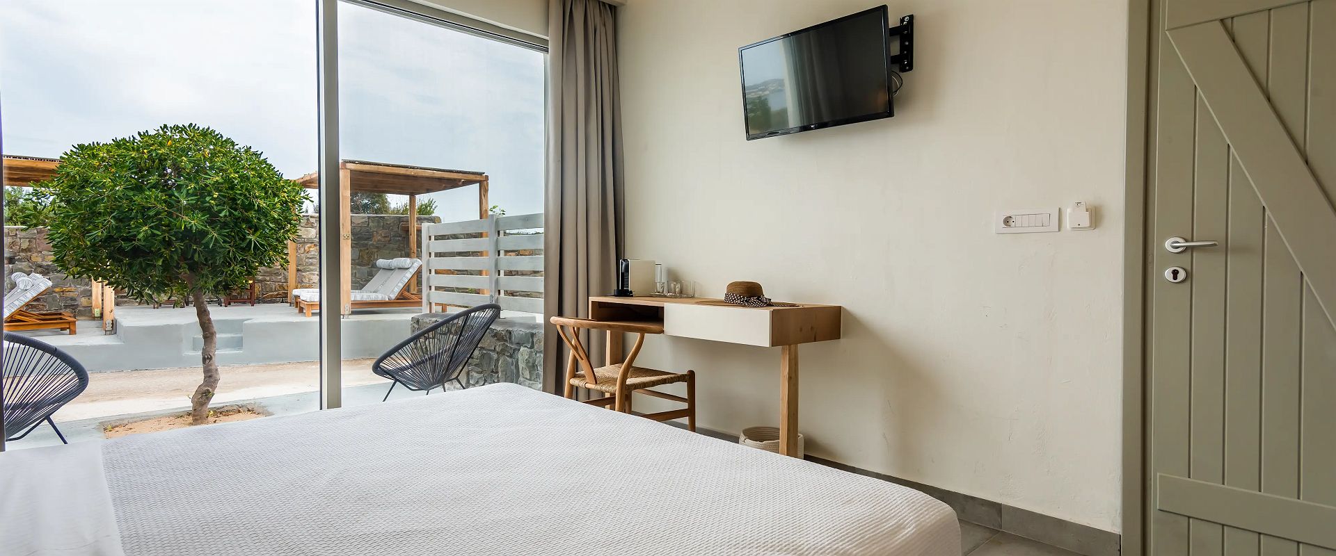 milos sea resort   standard small double room  grece