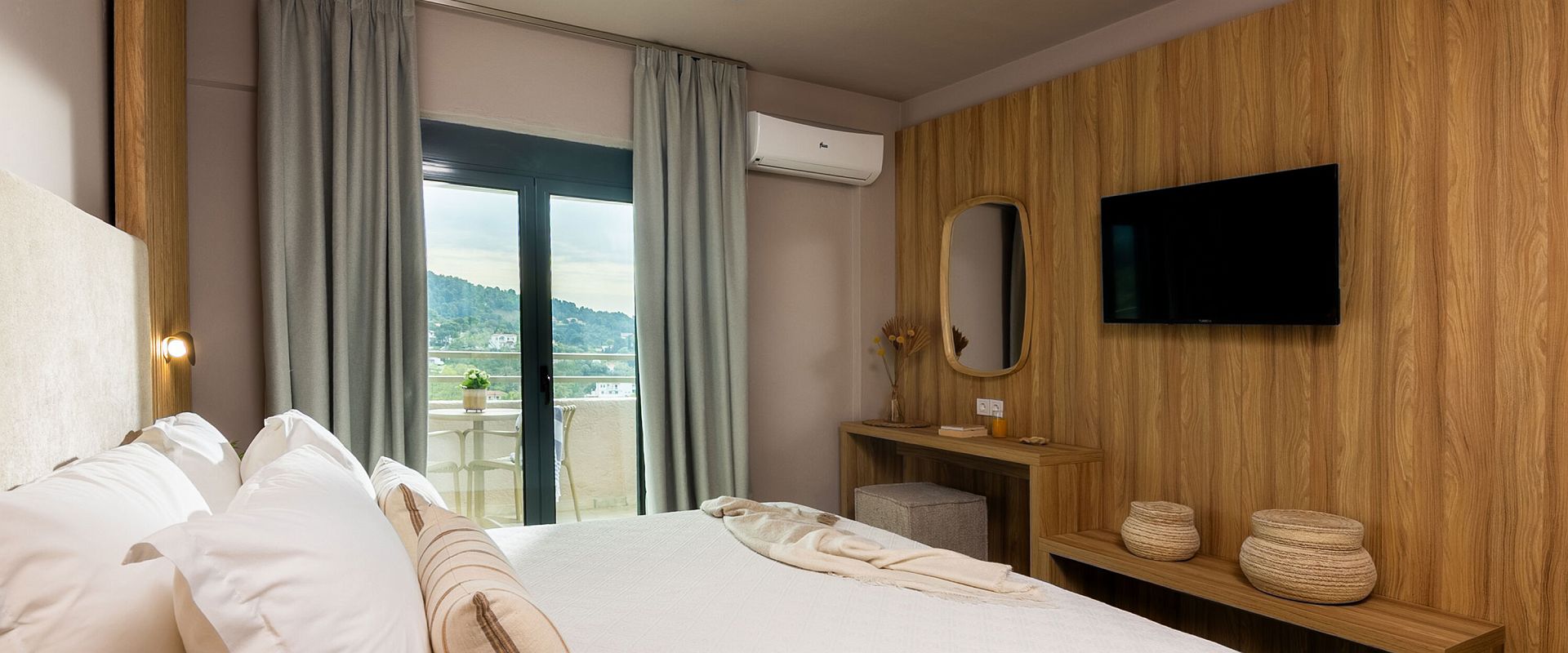   petra nera   comfort room   grece