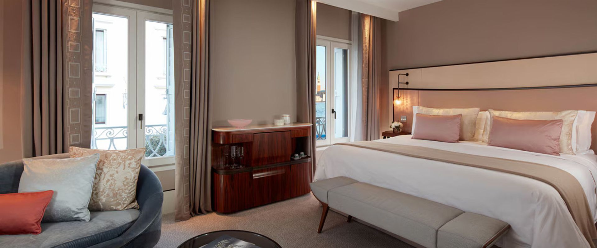 st regis venice   partial grand canal view room   italie