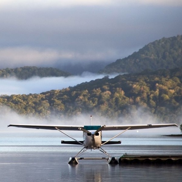 Un hydravion sur un lac du Québec