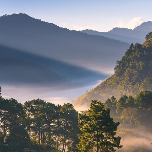 Panorama de la Thaïlande entre mer et montagnes