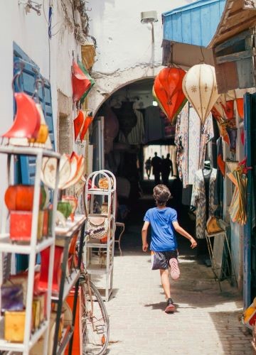 Enfant courant dans une médina du Maroc
