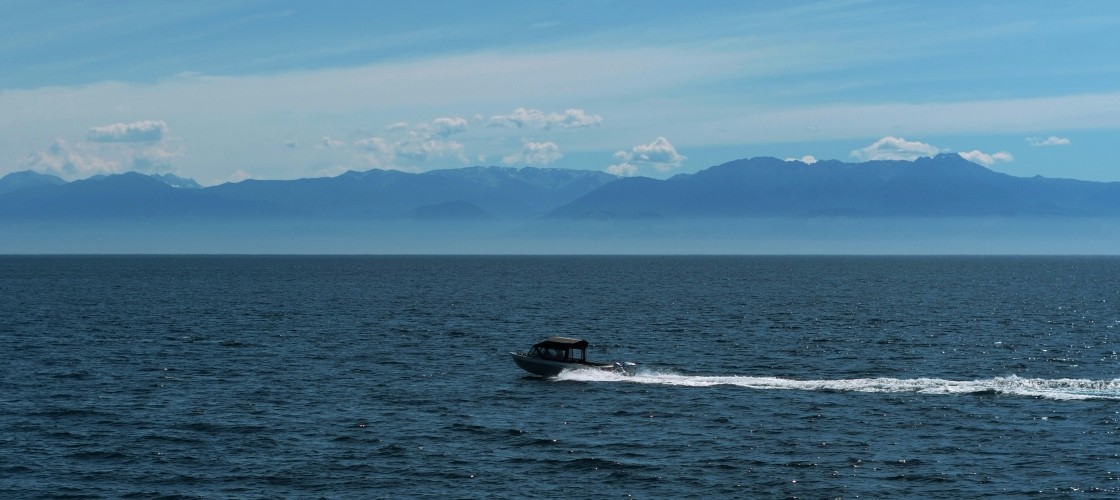 Un bateau traversant la baie de Tadoussac