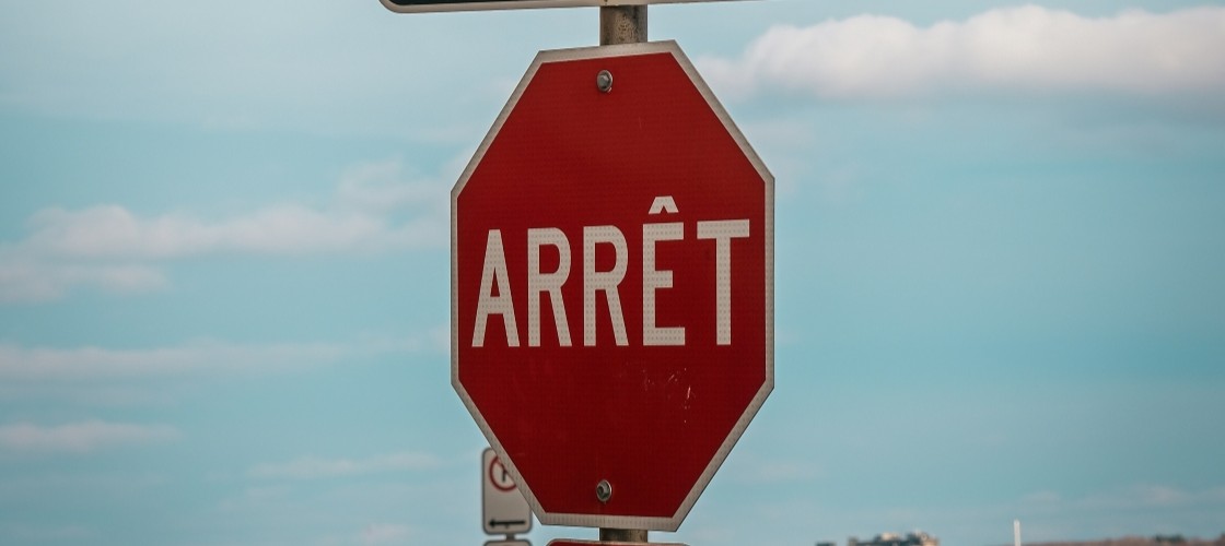 Un panneau "arrêt"