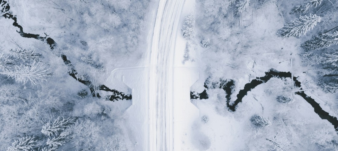 Vue aérienne d'une route gelée
