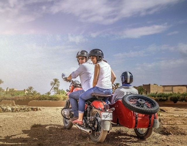 balade en side-car au cœur de la ville de marrakech au maroc - crédit photo the oberoi marrakech