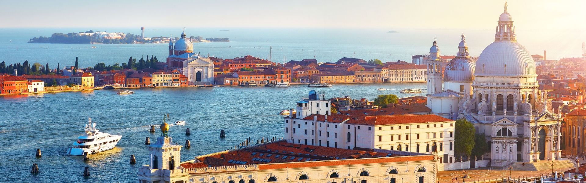 basilique santa maria della salute dans le quartier dorsoduro et île de giudecca vue d'en haut - venise